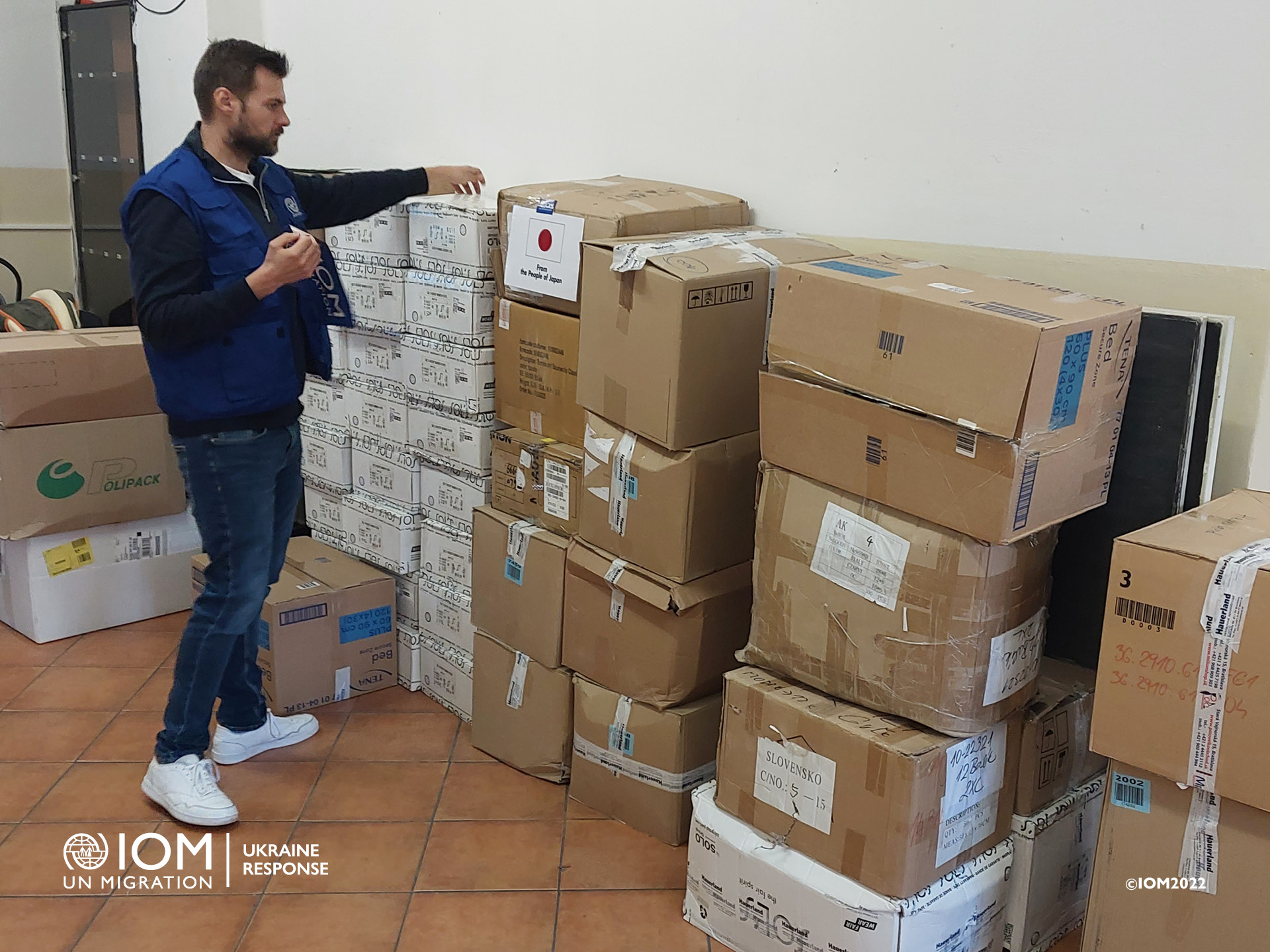 IOM clothes aid delivery to the COMIN in Nitra in September 2022. Photo © International Organization for Migration (IOM) 2022.