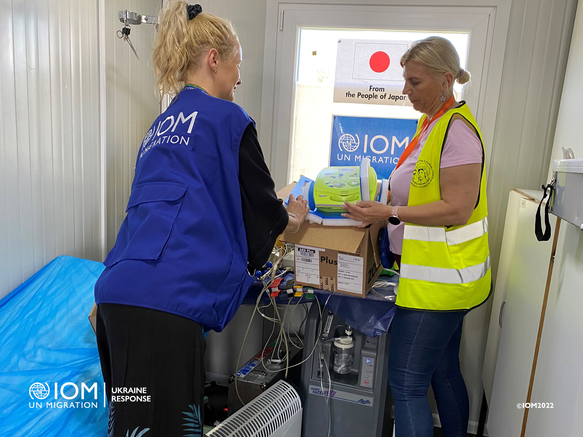 Hand over of the defibrillator for medical assistance to war-affected people from Ukraine. Photo © International Organization for Migration (IOM) 2022.