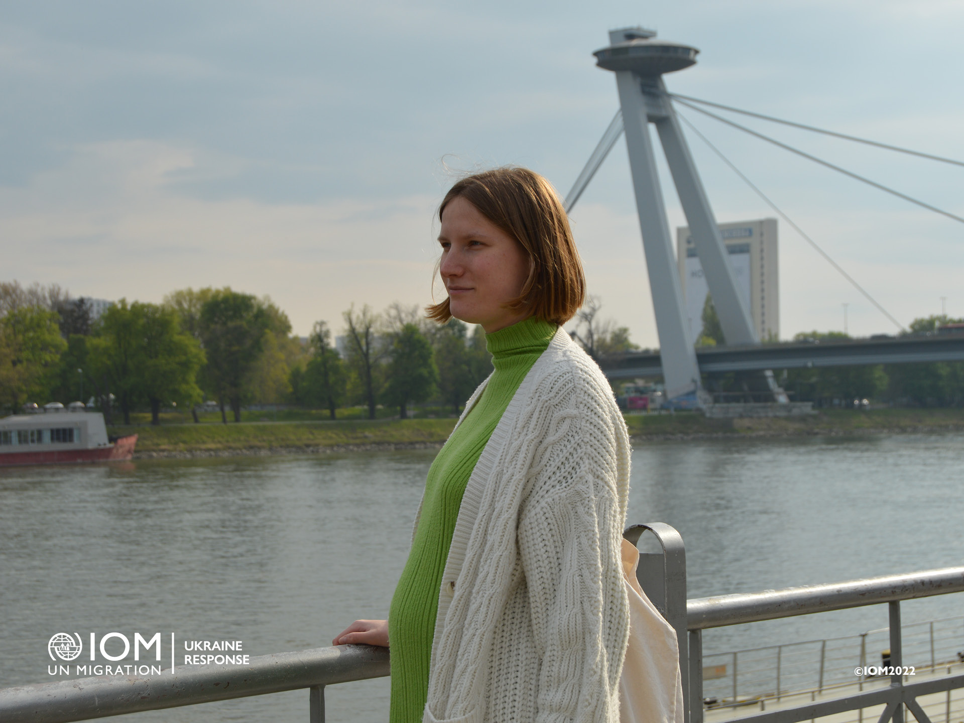 Počas pobytu v Bratislave si Mariia užívala prechádzky popri Dunaji, ktorý jej pripomínal rieku Dnepro. „Jednou z najcennejších lekcií, ktoré som sa naučila, je začať si vážiť všetko v živote; každú spoločnú chvíľu.“ Foto: © IOM/Barbora Kratochvílová a Kristína Tokač.