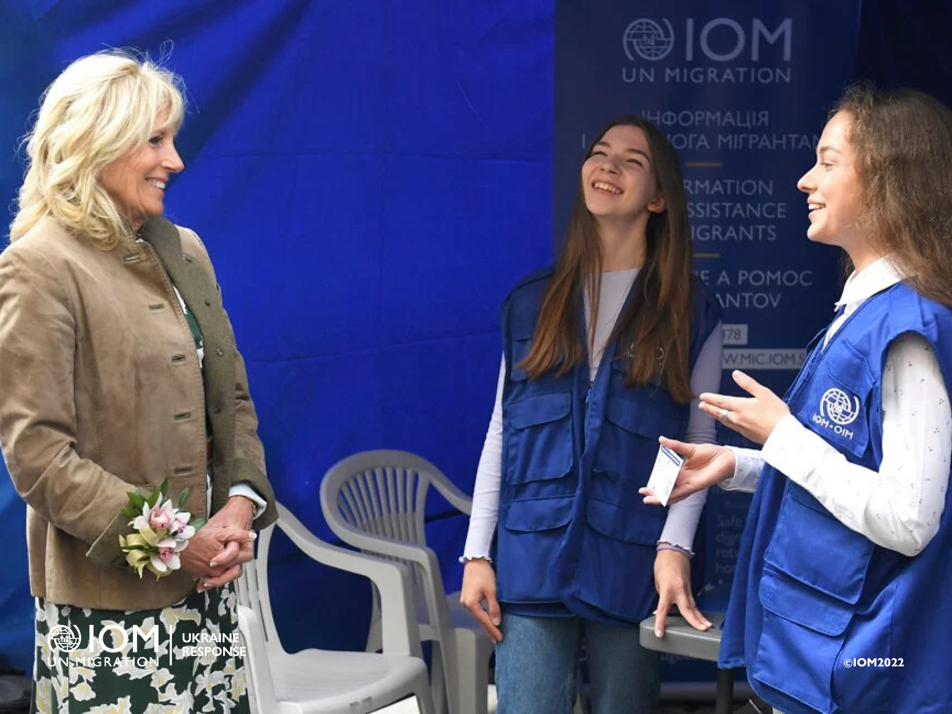 Dr. Jill Biden with IOM consultants at the IOM infopoint in Kosice hotspot. Photo © International Organization for Migration (IOM) 2022.