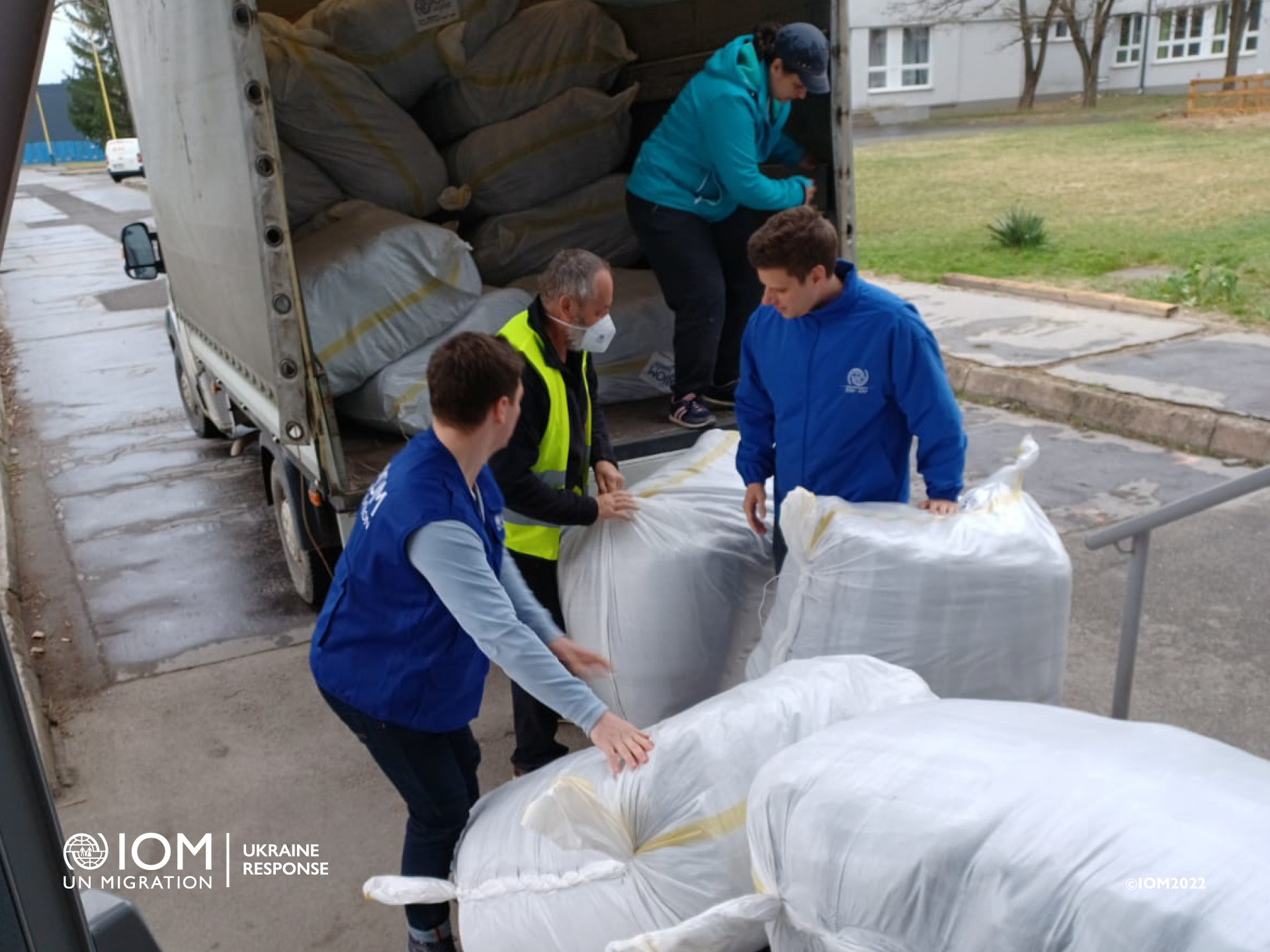 Blankets distribution at Kosice Municipality Humanitarian Warehouse. Photo © International Organization for Migration (IOM) 2022.