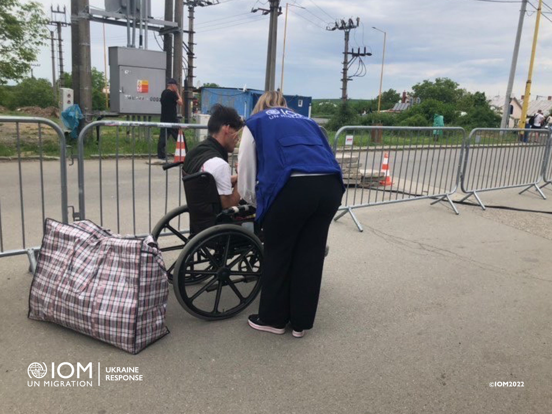 IOM Slovakia consultant providing assistance to vulnerable people with disabilities fleeing war in Ukraine. Photo © International Organization for Migration (IOM) 2022.