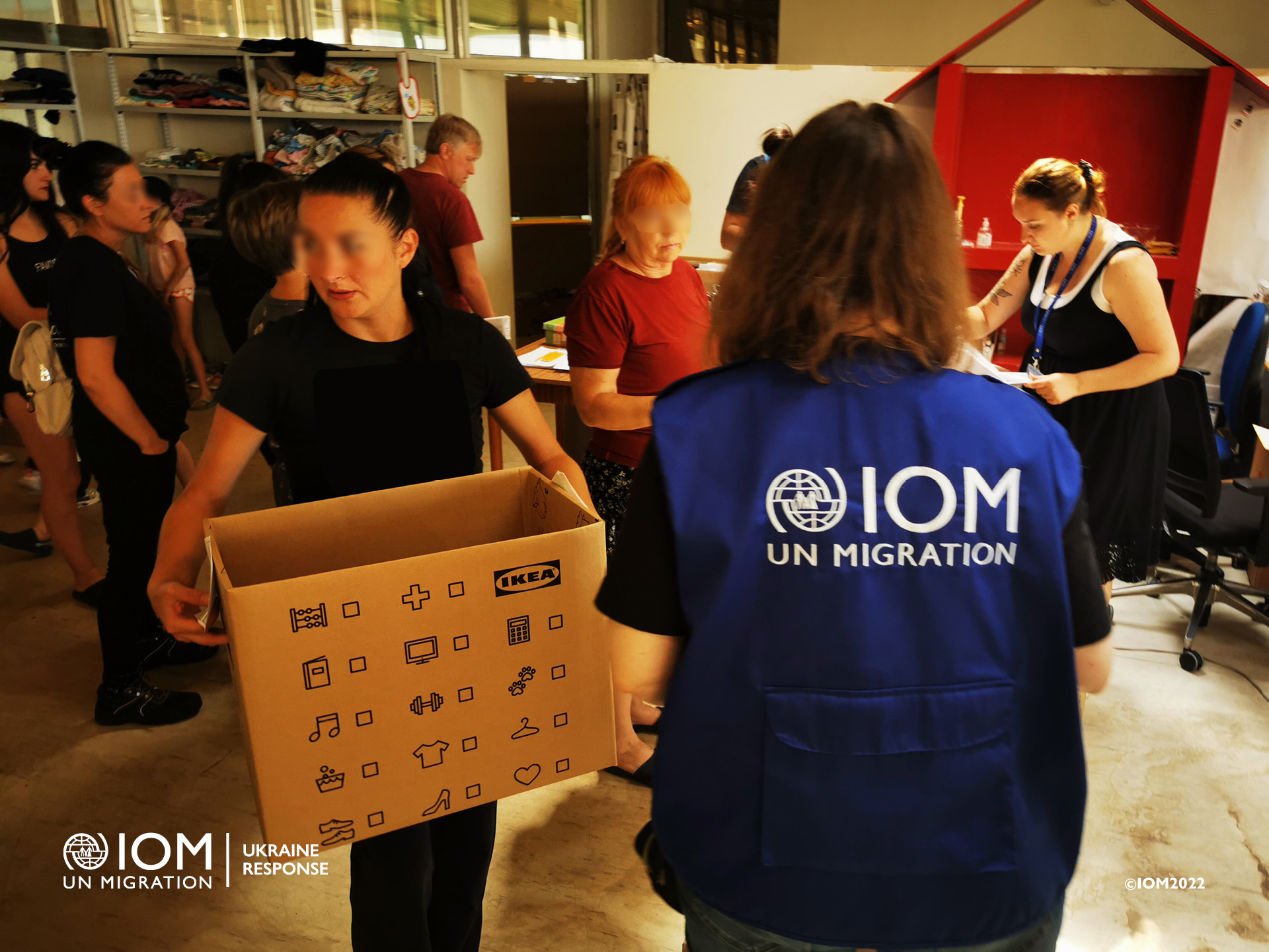 Distribution of kitchen sets within the IOM humanitarian aid delivery at the Gabčíkovo Accommodation Facility. Photo © International Organization for Migration (IOM) 2022.