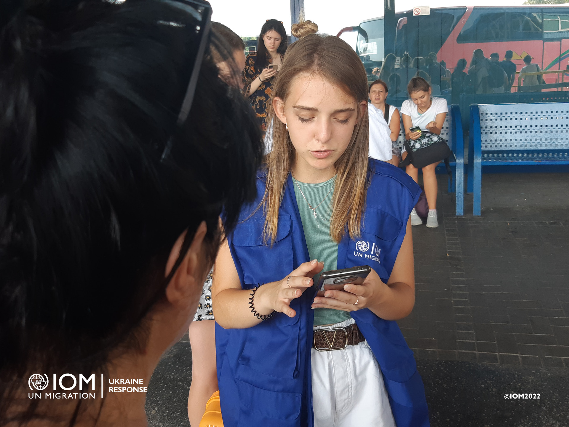 An IOM consultant at the Kosice bus station makes survey with people crossing back to Ukraine from Slovakia about their mobility, needs and intentions. Photo © International Organization for Migration (IOM) 2022.