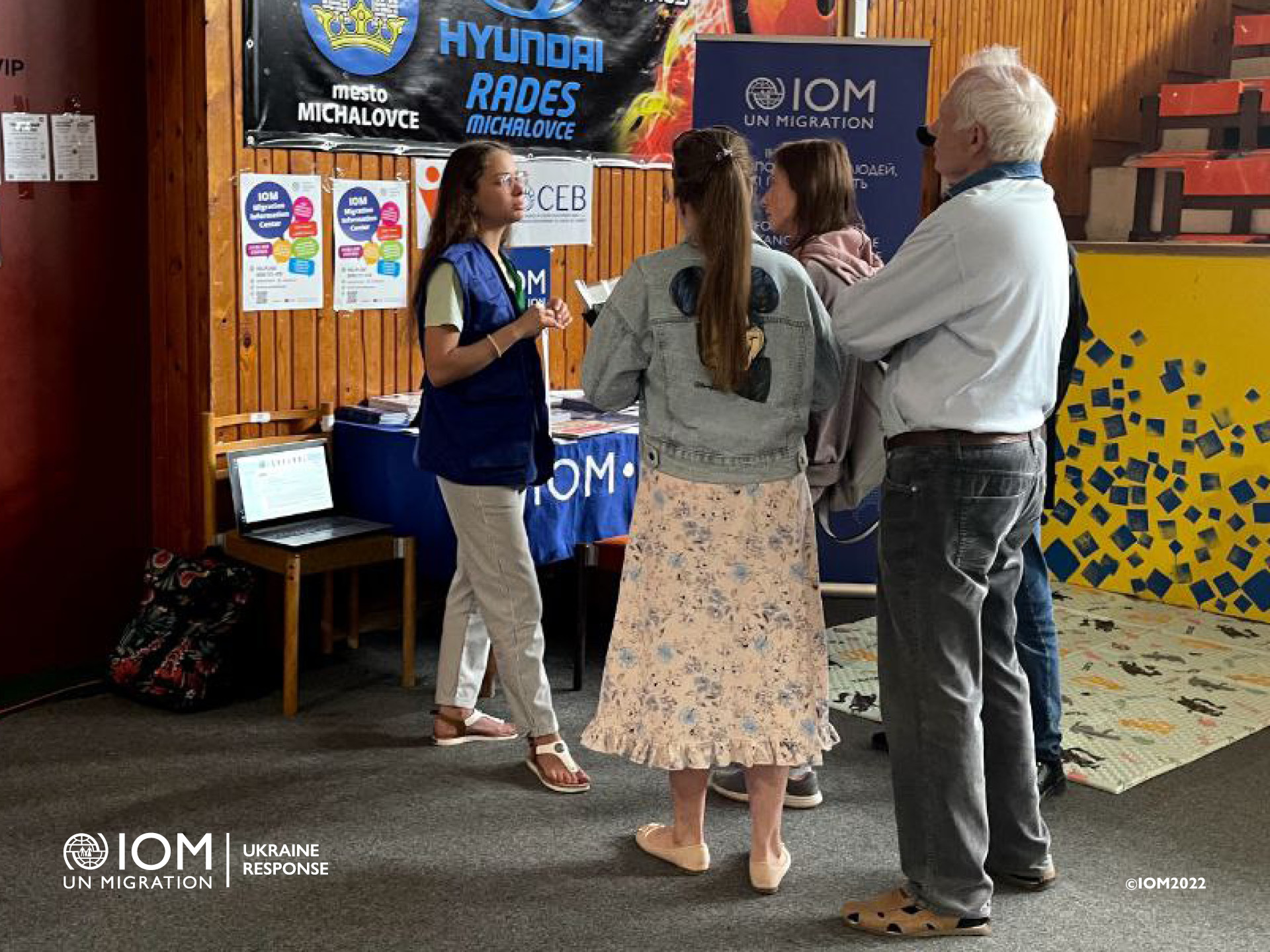 Yelyzaveta providing counselling to people from Ukraine at the Michalovce Registration Centre. Photo © International Organization for Migration (IOM) 2022.