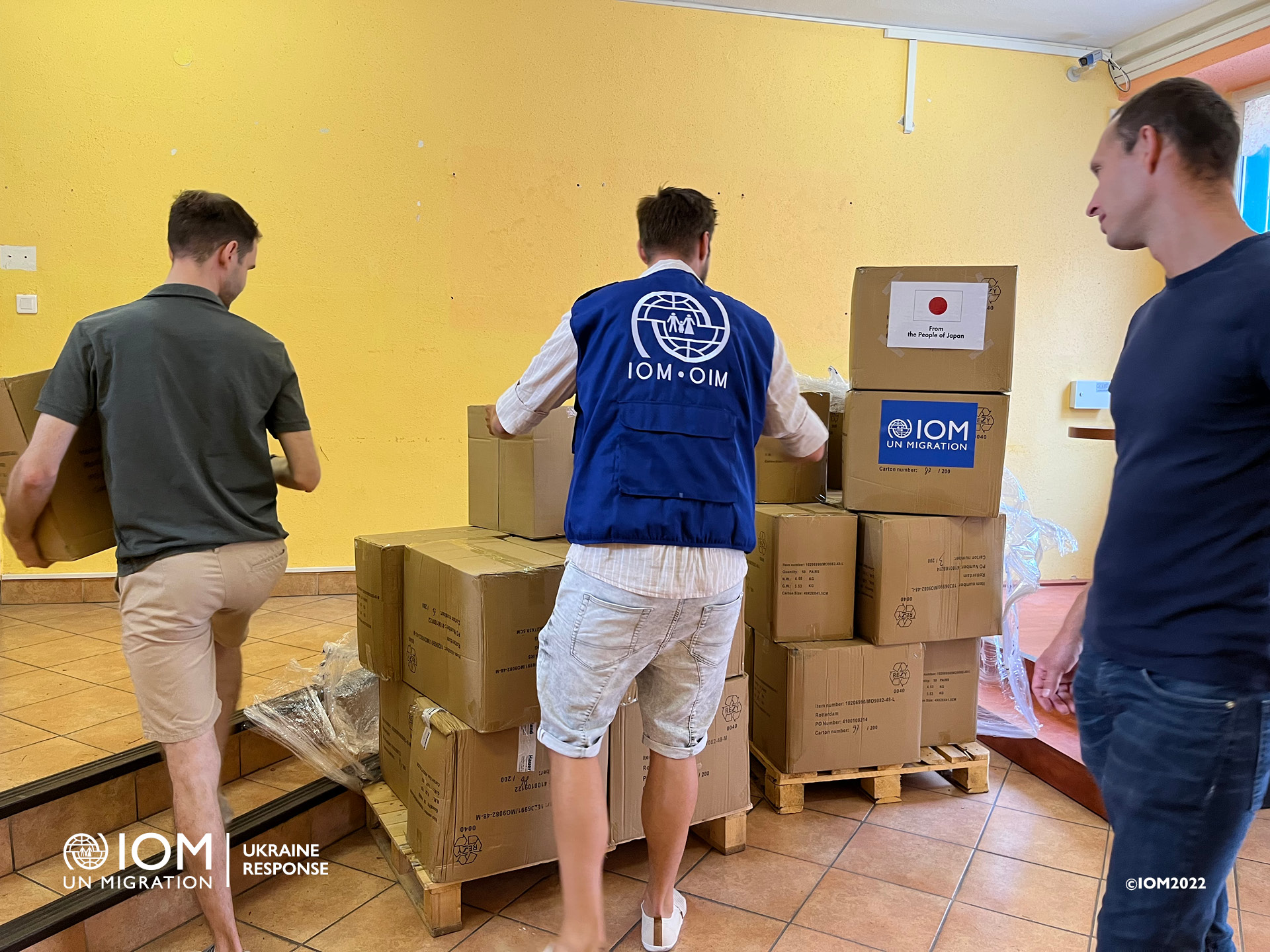 Delivery of humanitarian assistance – hygienic kits and flip-flops – to Nitra in August 2022. Photo © International Organization for Migration (IOM) 2022.