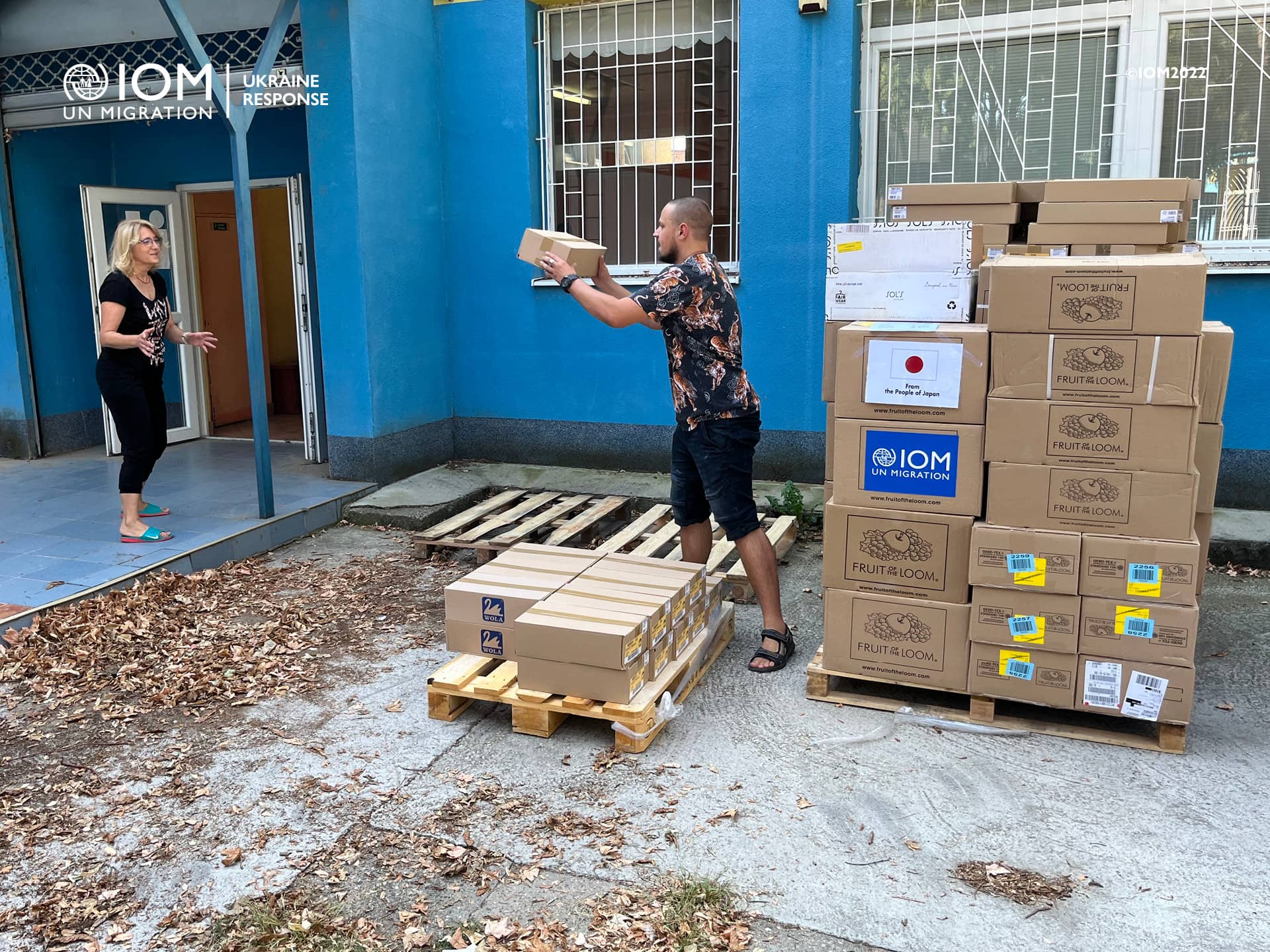 Unloading of IOM humanitarian clothing aid in Nitra. Photo © International Organization for Migration (IOM) 2022.