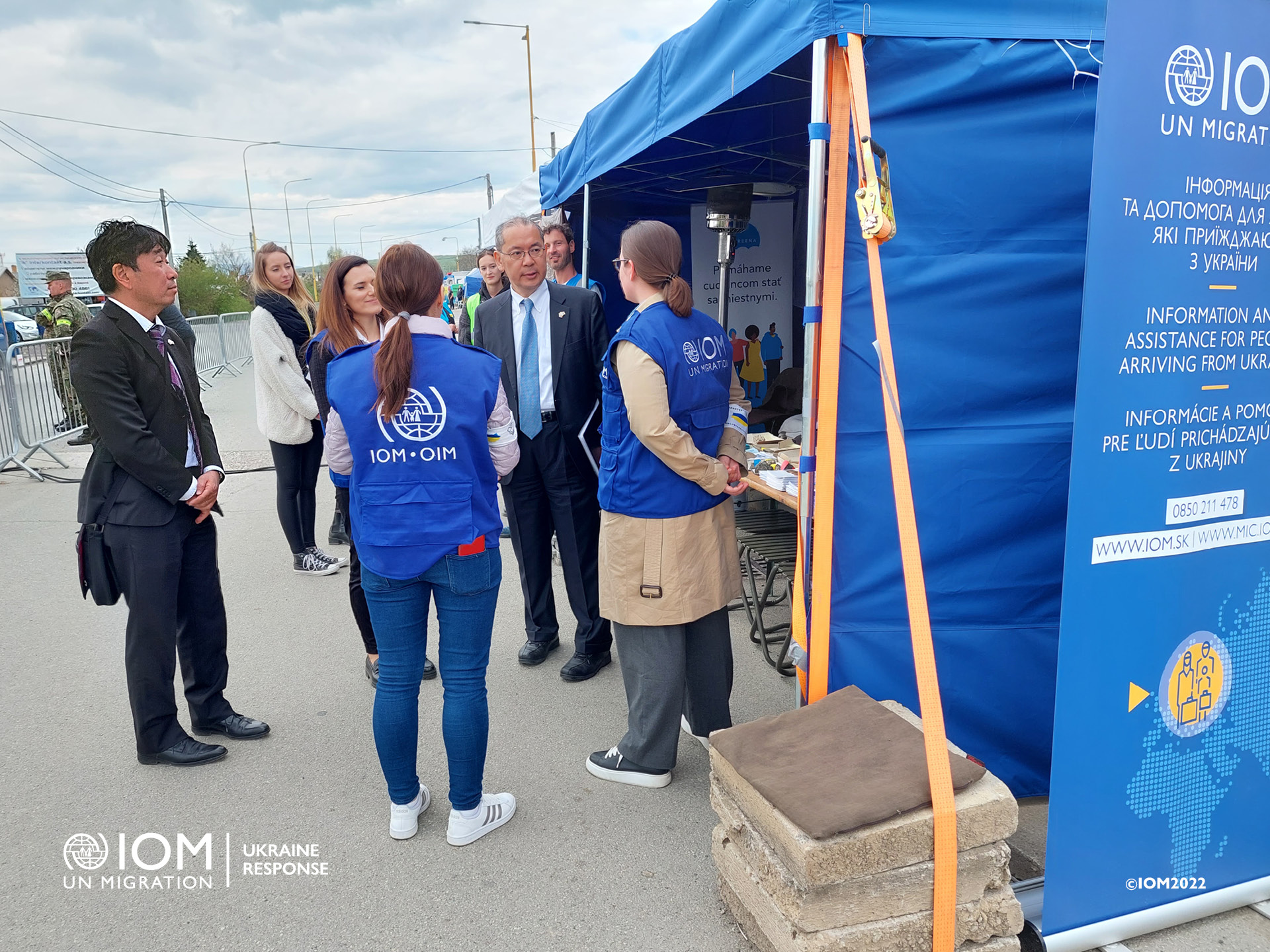HE Makoto Nakagawa speaking with IOM staff at the Vyšné Nemecké Border Point of Entry. Photo © International Organization for Migration (IOM) 2022.