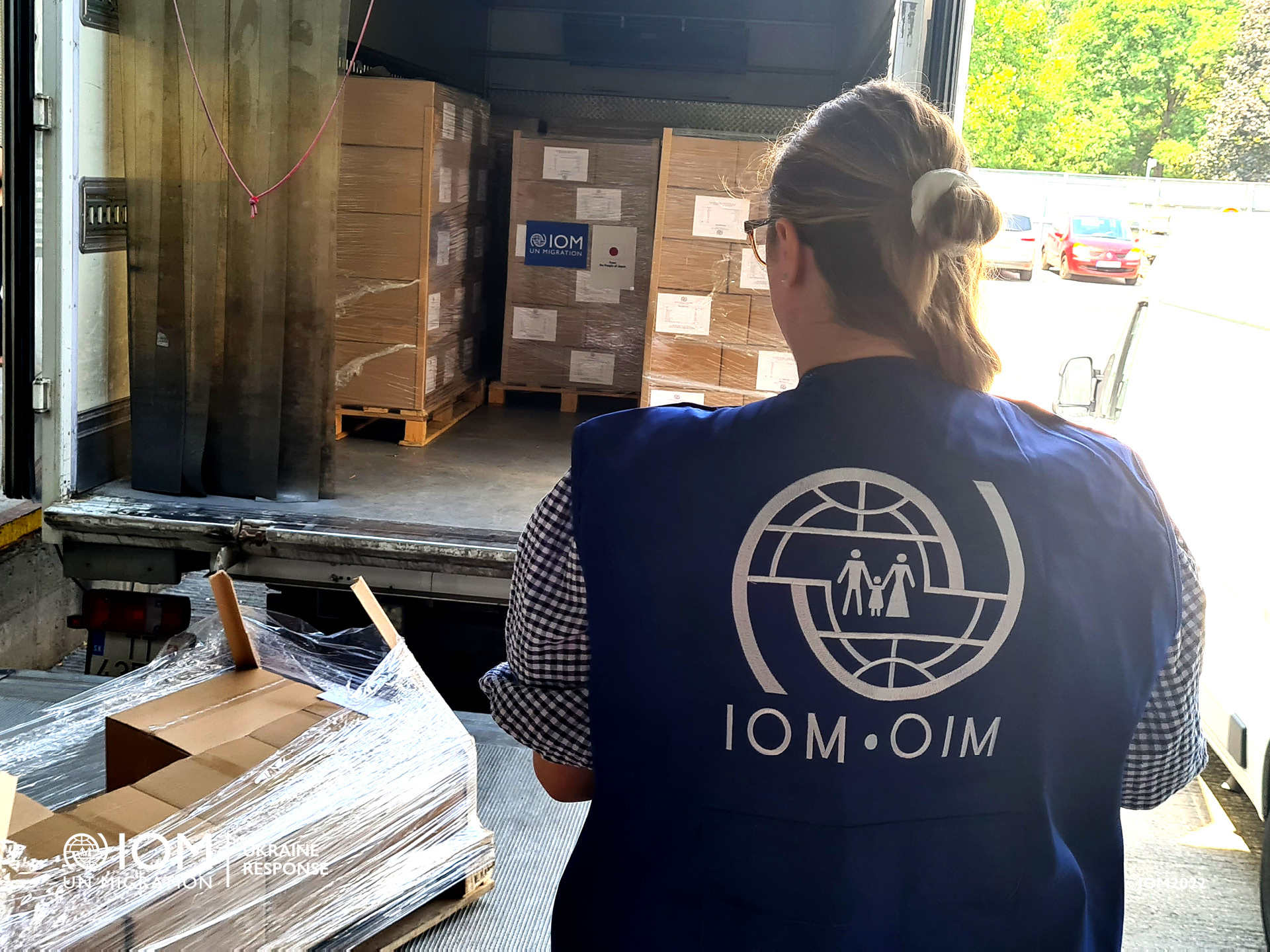 Delivery of hygienic kits to the humanitarian centre in Aupark Bratislava. Photo © International Organization for Migration (IOM) 2022.