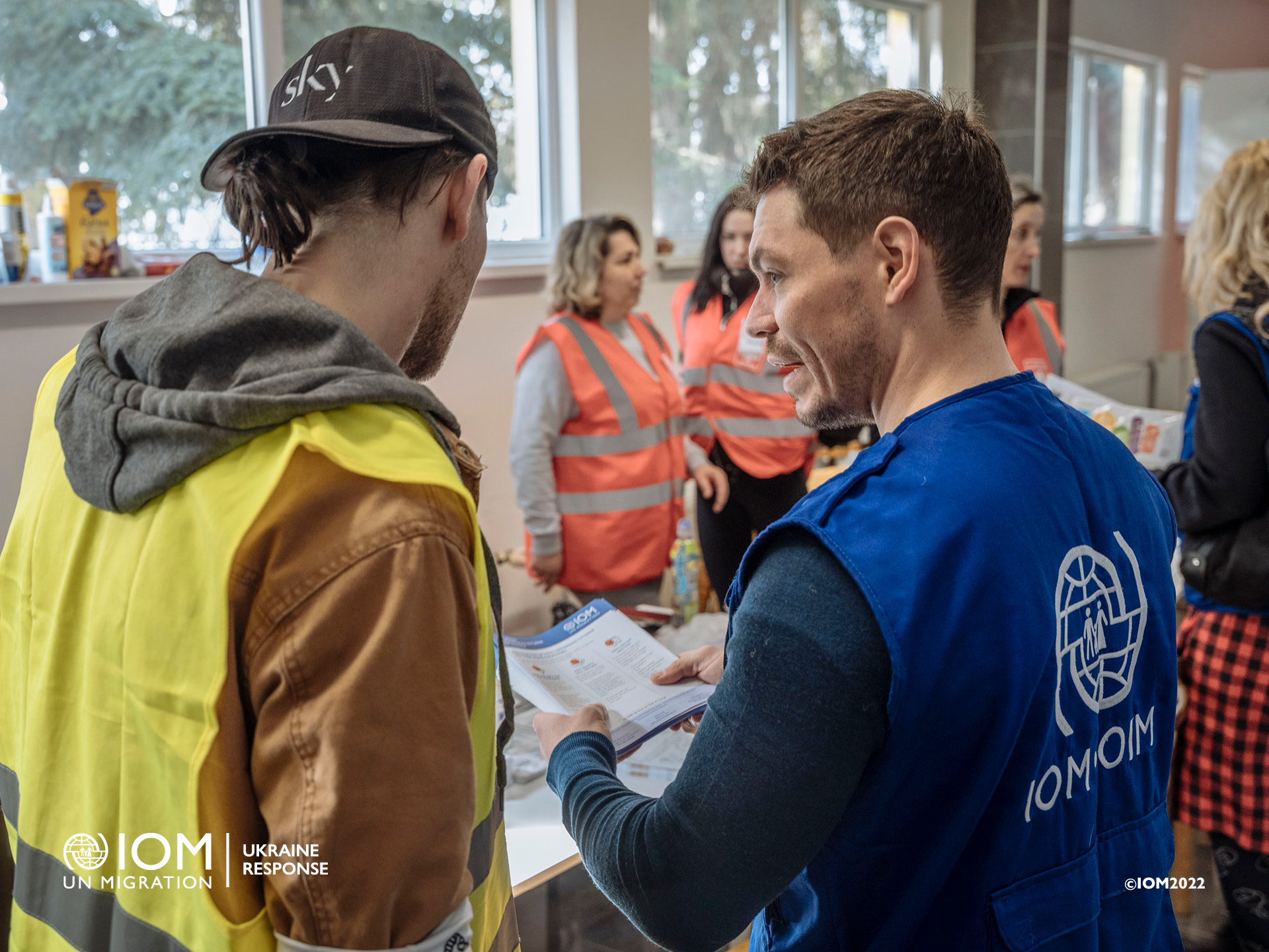  IOM provides counselling, builds capacities of professionals and disseminates information leaflets and information cards with relevant preventive information and contact details to reduce the risk of human trafficking. Photo © International Organization for Migration (IOM) 2022.