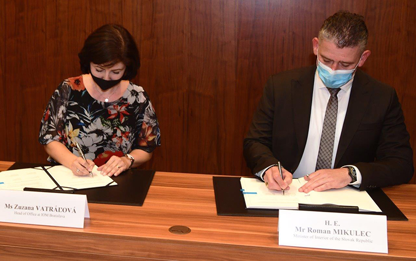 Photo - Signing an agreement between the Slovak Ministtry of Interior and the IOM on support of the health assistance to migrants in Greece